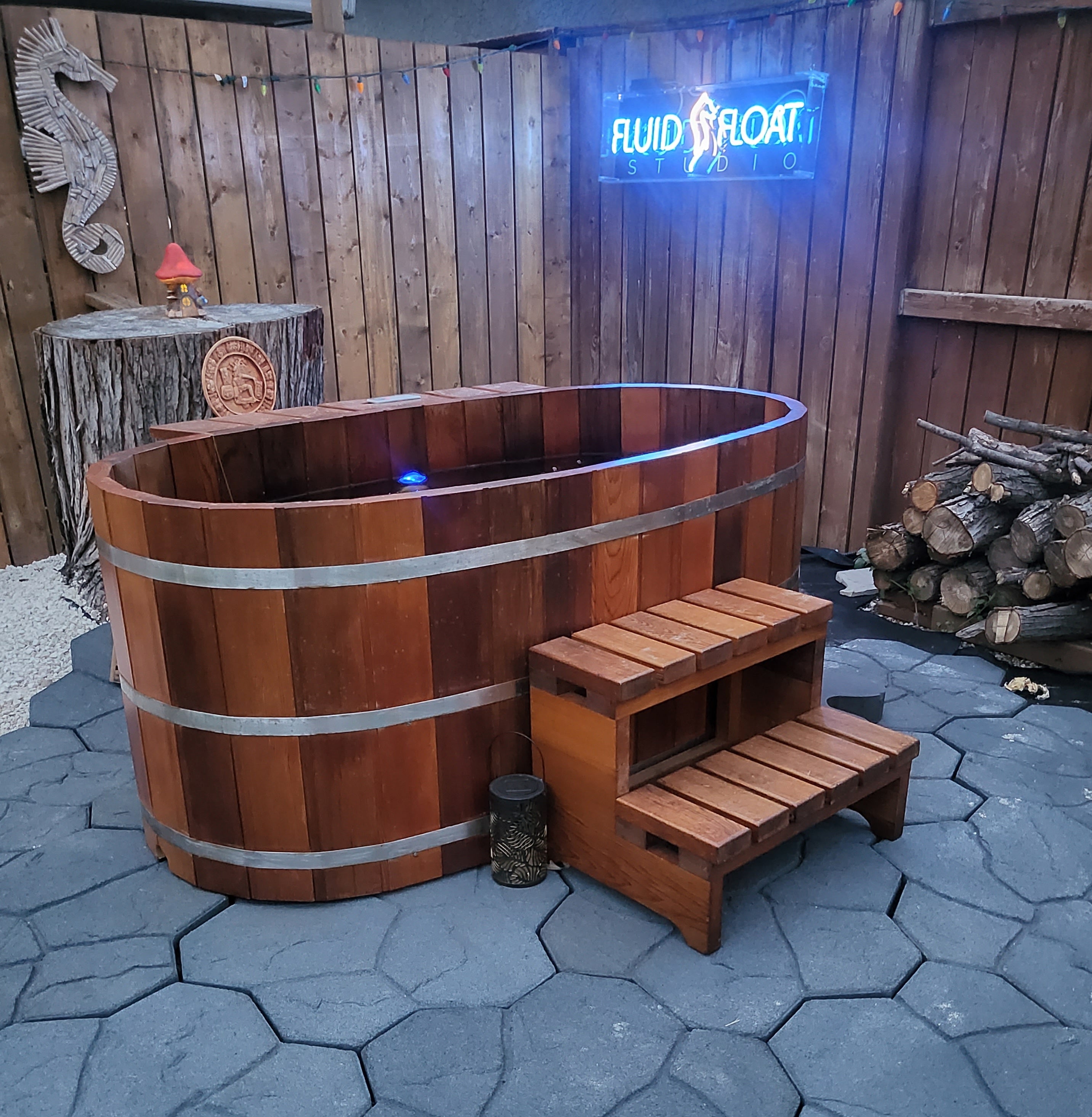 Cedar hot tub designed as a barrel!  Tinajas de madera, Bañera de madera,  Piscinas madera